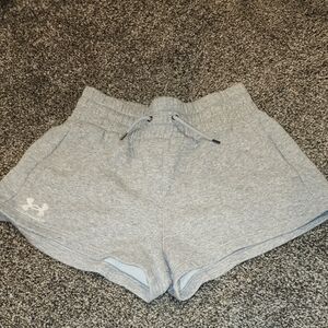 Under Armour Loose Fit Athletic Gray Shorts Size M inseam 2 In. Pockets